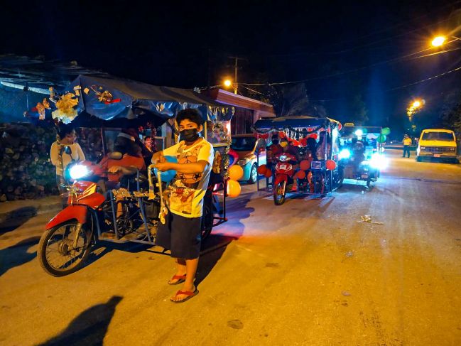 Personas con discapacidad reparten regalos en San José Tecoh